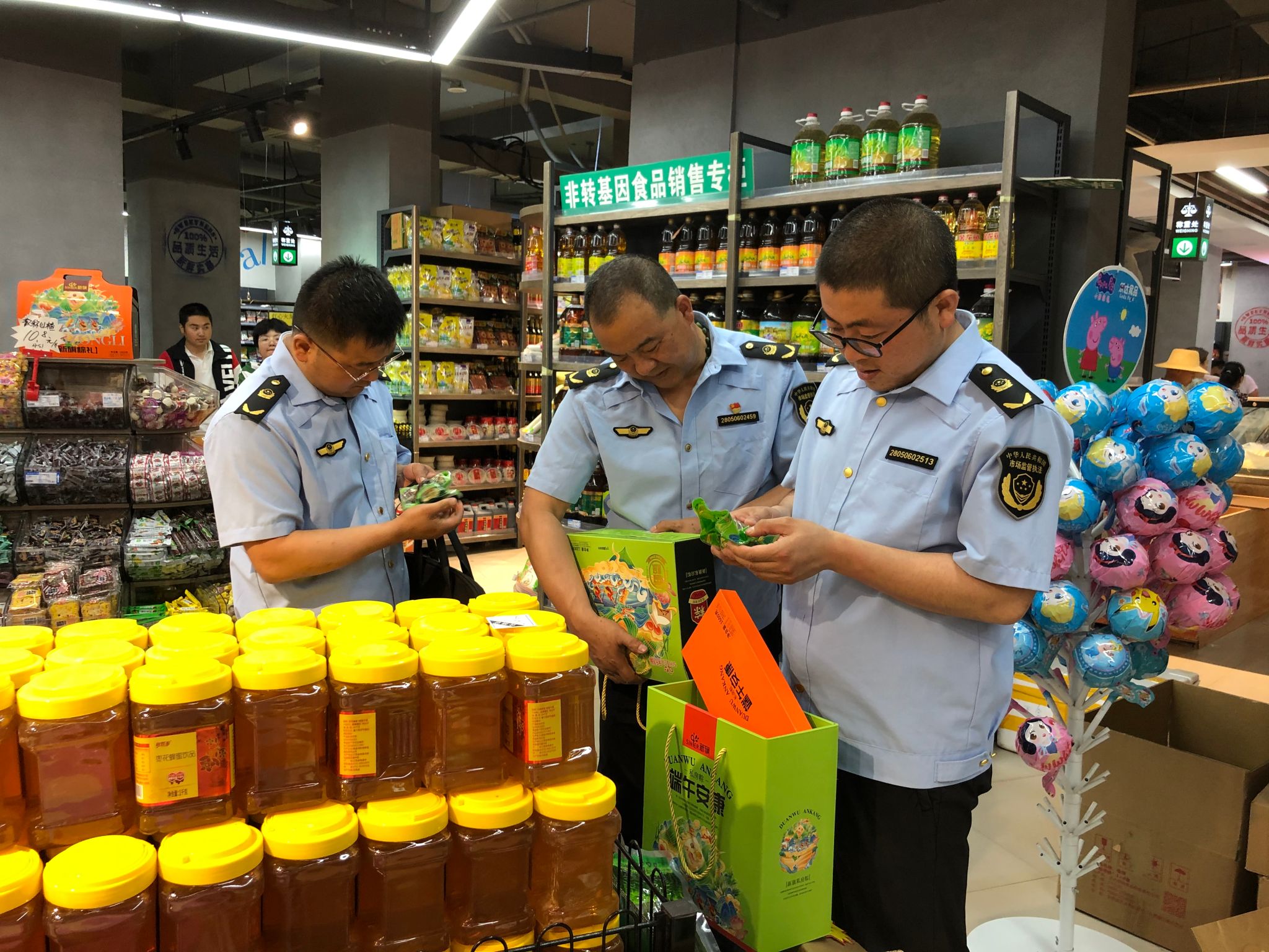 武山县市场监管局洛门所开展端午节前食品安全专项检查